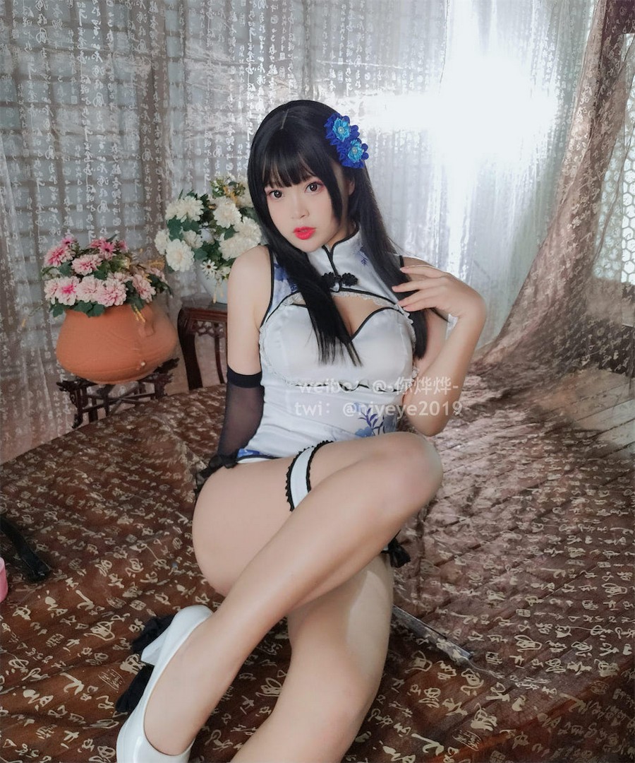 白烨烨李瓶儿旗袍.jpg
