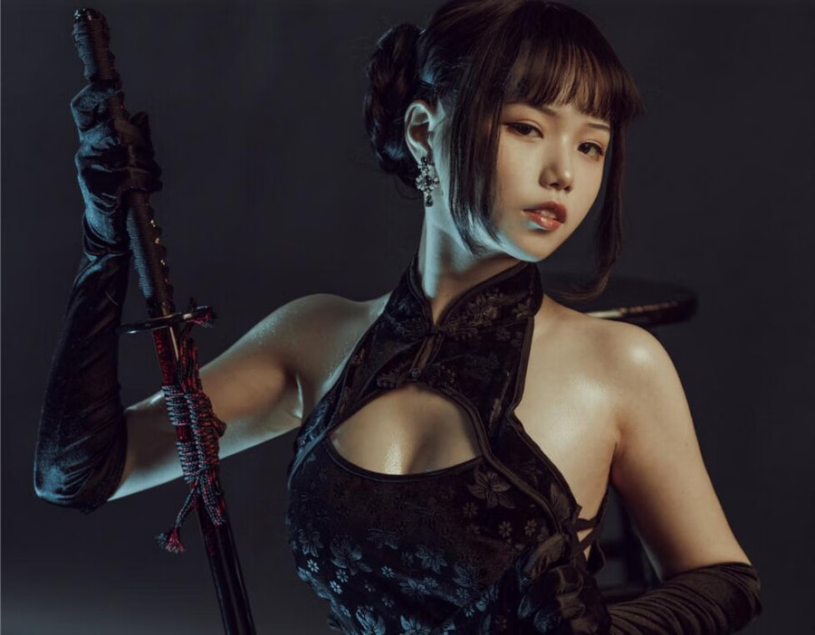 七月喵子 穿旗袍耍剑.jpg
